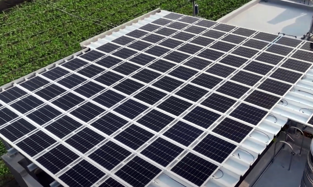 申博太陽城SunSteel光電浪板升級雙玻結(jié)構(gòu)，以提升機械負載強度及氣候耐候度，可廣泛運用于多元場域