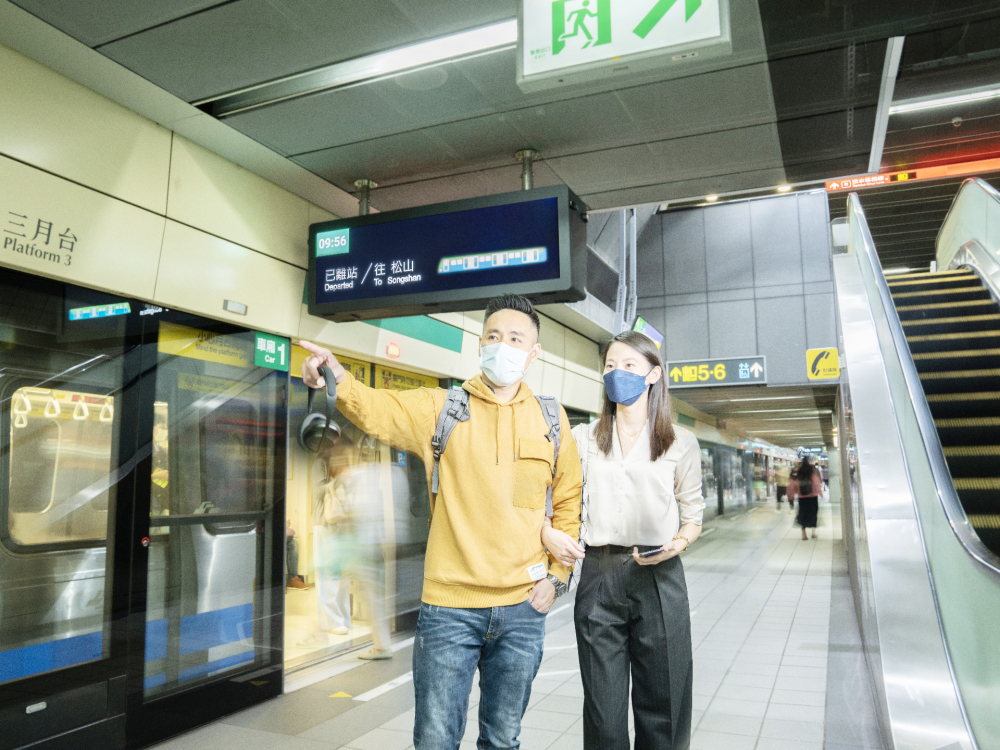 友達旗下達擎之客製化TARTAN顯示器  ，於臺北捷運中山站亮相。以獨特長條型比例與高畫質特色 ，為臺北捷運站帶來嶄新的都會車站風貌