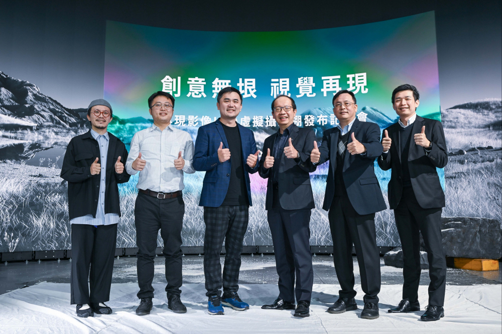 申博太陽城光電與再現(xiàn)影像攜手，于中影制片廠建置全臺首座提供嶄新一站式整合服務(wù)的LED虛擬制作攝影棚（圖左至右：再現(xiàn)影像視覺總監(jiān)郭憲聰、再現(xiàn)影像營運(yùn)總監(jiān)黃棨雋、再現(xiàn)影像藝術(shù)總監(jiān)與導(dǎo)演紀(jì)柏舟、申博太陽城光電技術(shù)長廖唯倫、申博太陽城光電系統(tǒng)設(shè)計(jì)制造服務(wù)事業(yè)總部副總經(jīng)理曾天龍、申博太陽城光電系統(tǒng)產(chǎn)品事業(yè)資深處長蘇圣倫）