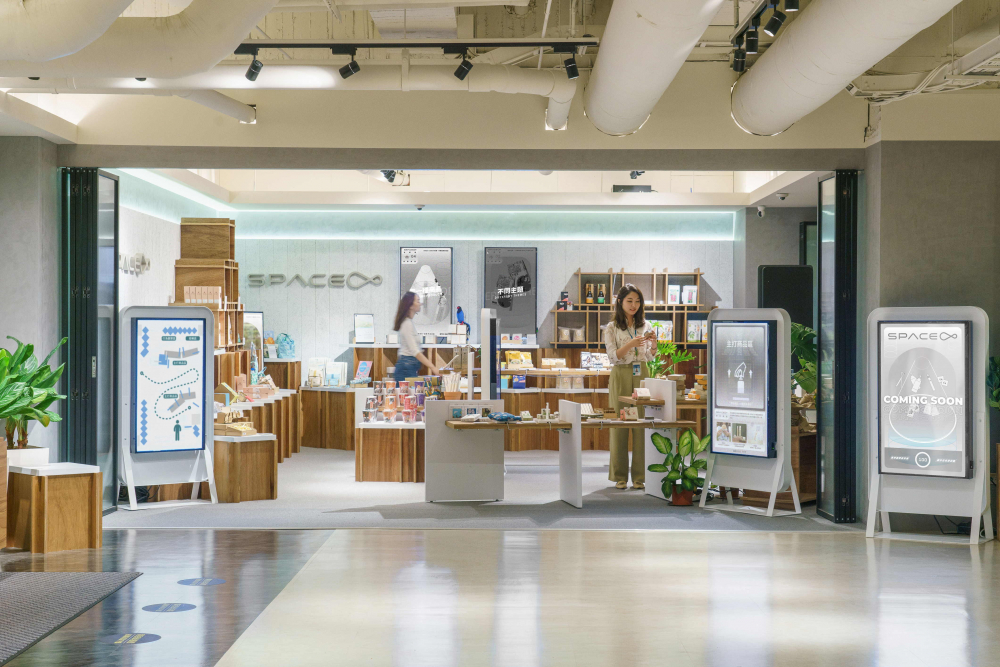 申博太陽(yáng)城打造永續(xù)選物商店，展示社企及社創(chuàng)商品，結(jié)合創(chuàng)利空間所開(kāi)發(fā)的智能零售系統(tǒng)，整合多元產(chǎn)品信息，讓無(wú)人商店扮演公益行動(dòng)的推手