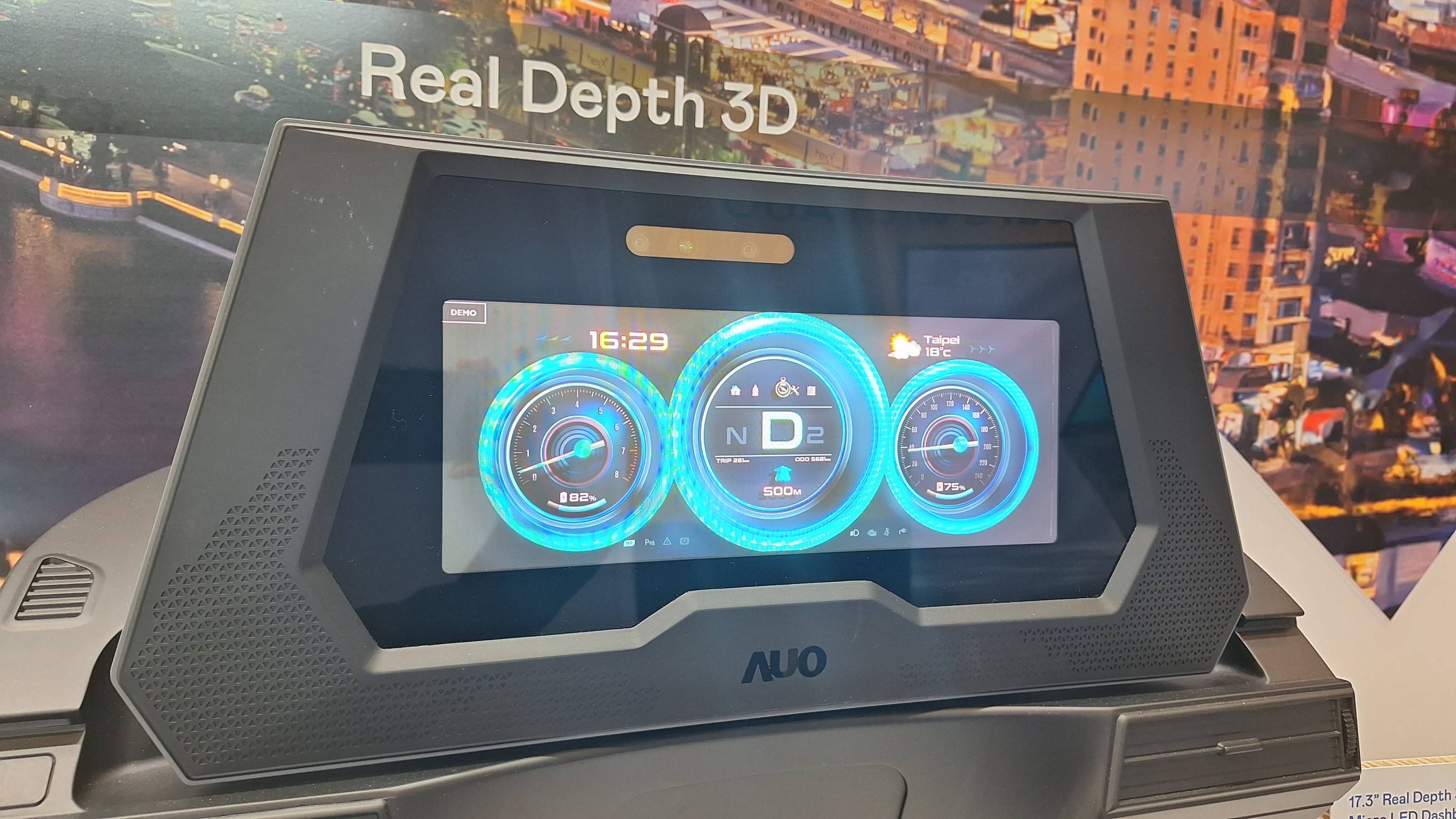 申博太陽城的「裸眼3D Micro LED儀表板」將Micro LED與LCD技術(shù)整合成17.3吋顯示器，打造令人驚艷的3D效果，同時具備DMS辨識系統(tǒng)，可偵測駕駛行為并進(jìn)行安全預(yù)警。