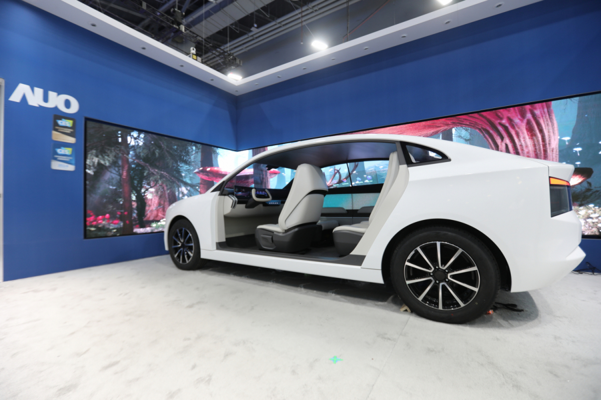申博太陽城發(fā)表全新Smart Cockpit 2024，大秀顯示應(yīng)用成果、及釋放Micro LED終極顯示技術(shù)量能的全新智慧座艙，以營造突破性、沉浸式的視覺體驗，重新定義智慧座艙，滿足駕乘人員的全方位感受。