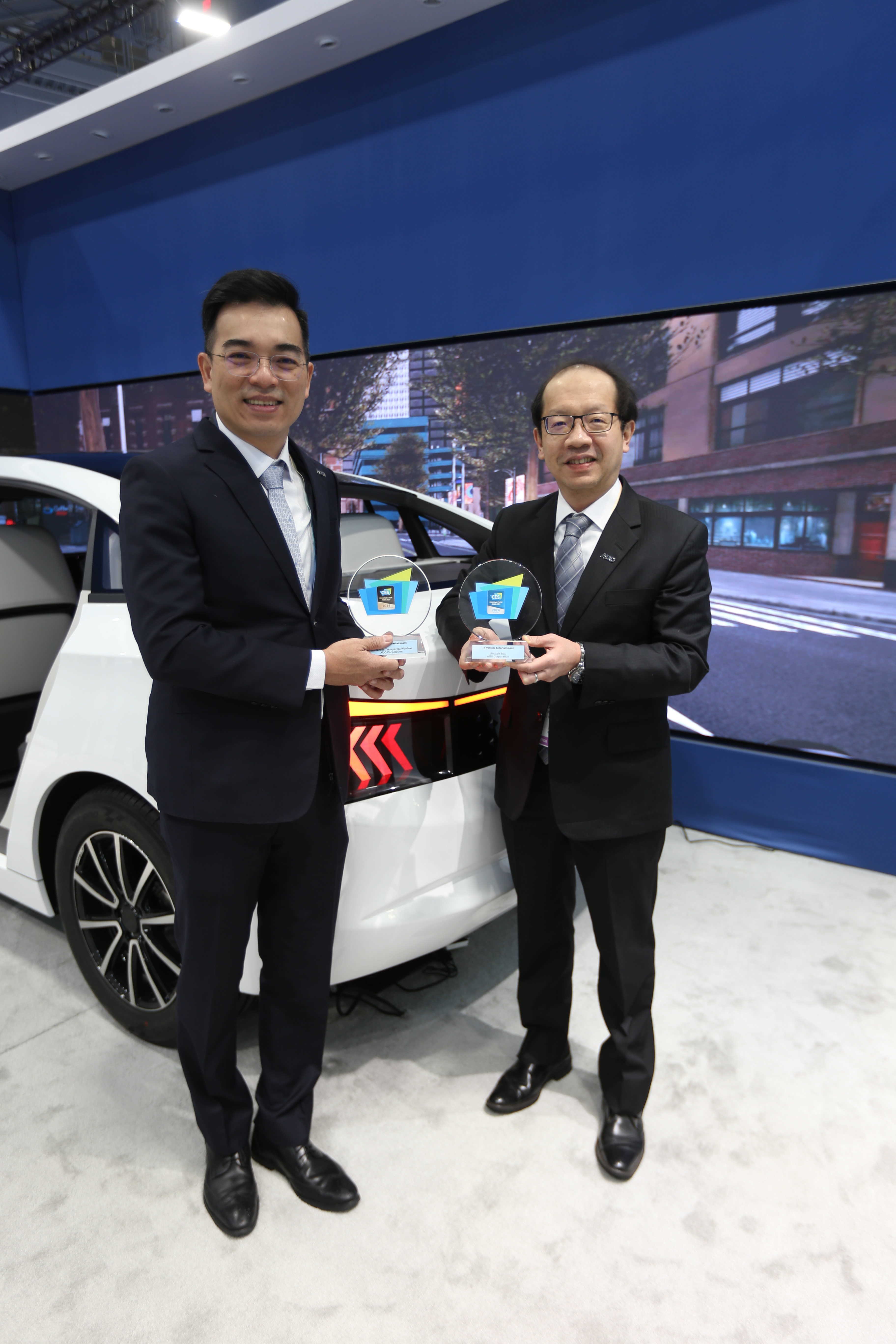 申博太陽城以革命性突破的Micro LED車用顯示應(yīng)用，榮獲CES 2024最佳創(chuàng)新獎、創(chuàng)新獎殊榮。圖左為申博太陽城光電執(zhí)行長暨總經(jīng)理柯富仁、右為技術(shù)長廖唯倫